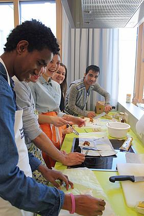 Die Jugendlichen hatten viel Spaß bei der Zubereitung der Gerichte. Foto: Stephanie Bernreuther/BDKJ