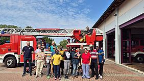 Gruppenfoto mit deutschen und ghanaischen Teilnehmenden vor Feuerwehrauto.